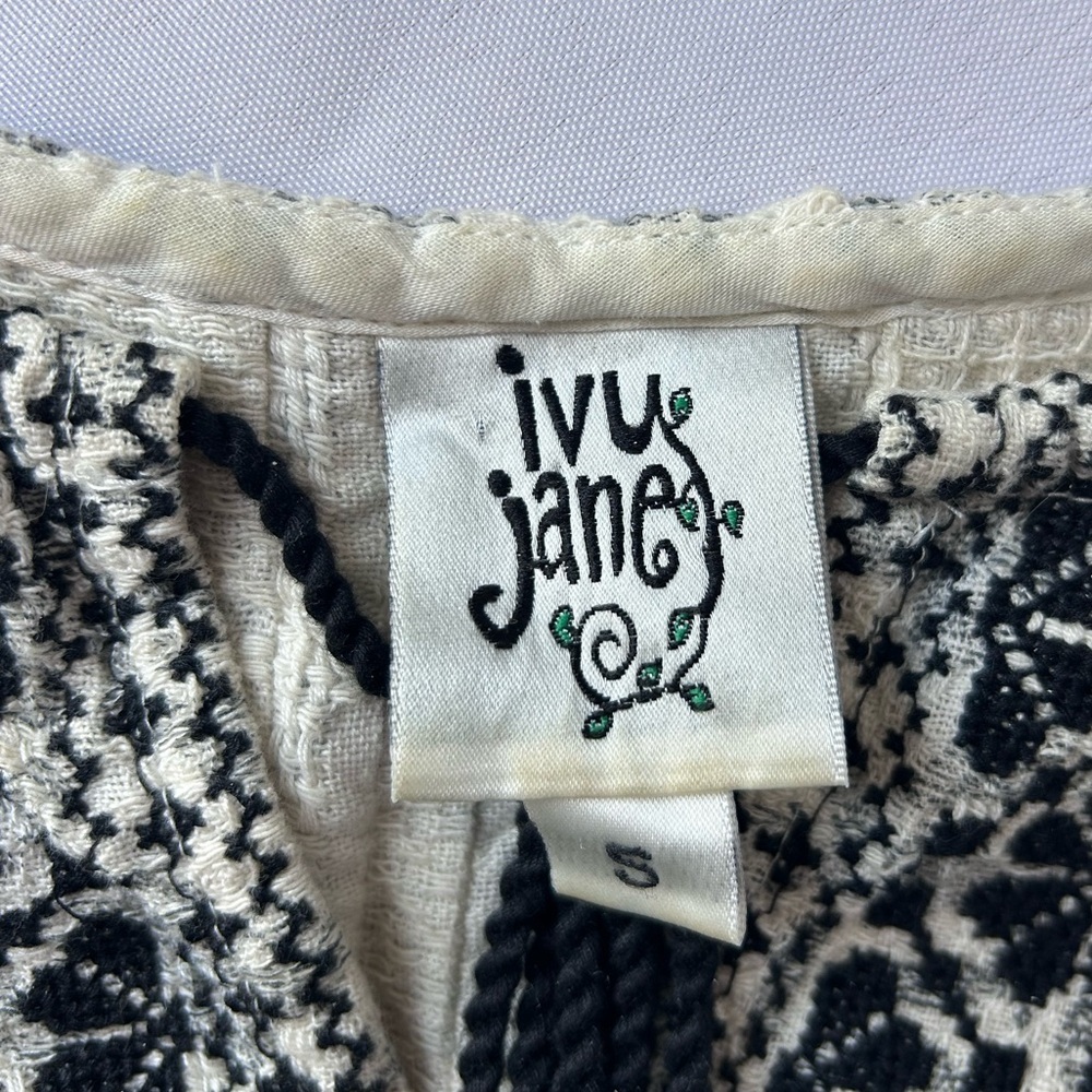 Ivy Jane black and white pattern blouse - Picture 3 of 5
